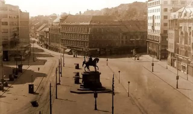 Trg bana Jelačića 1940-ih godina, jutro